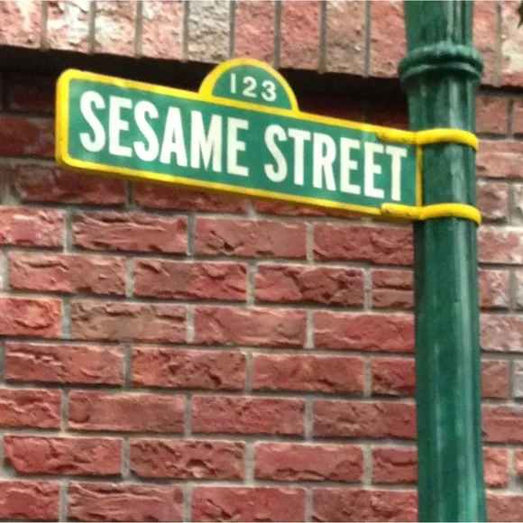 𝐒𝐞𝐬𝐚𝐦𝐞 𝐒𝐭𝐫𝐞𝐞𝐭 Heart Characters Plush Throw & Blanket - Picture 6 of 10